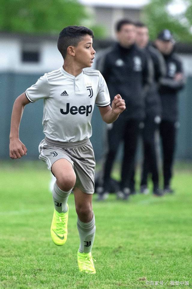 c罗儿子"迷你罗"化身足球小将,完美继承老爸运动员基因